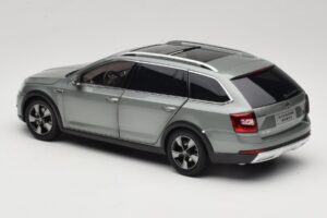 Skoda Octavia Mk4 Combi Roheline Paudi Model 1:18 ZMR000005GRU Metall - pilt 7/8