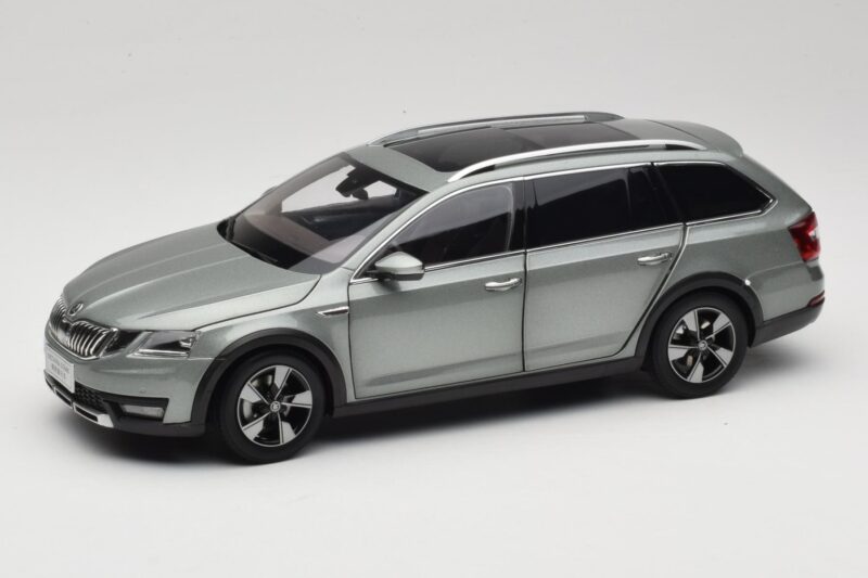 Skoda Octavia Mk4 Combi Roheline Paudi Model 1:18 ZMR000005GRU Metall