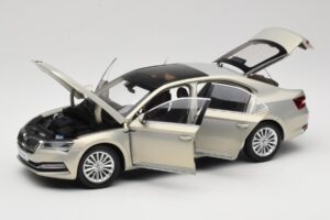 Skoda Superb Mk3 Kuldne Paudi Model 1:18 ZSS000006GOLD Metall - pilt 2/8