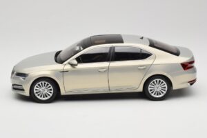 Skoda Superb Mk3 Kuldne Paudi Model 1:18 ZSS000006GOLD Metall - pilt 4/8
