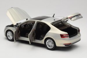 Skoda Superb Mk3 Kuldne Paudi Model 1:18 ZSS000006GOLD Metall - pilt 5/8