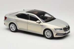 Skoda Superb Mk3 Kuldne Paudi Model 1:18 ZSS000006GOLD Metall - pilt 6/8