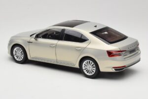 Skoda Superb Mk3 Kuldne Paudi Model 1:18 ZSS000006GOLD Metall - pilt 7/8