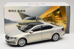 Skoda Superb Mk3 Kuldne Paudi Model 1:18 ZSS000006GOLD Metall - pilt 8/8