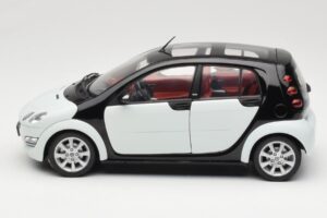 Smart Forfour Valge Kyosho 1:18 0019141V001C01Q00 Metall - pilt 4/8