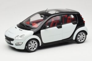 Smart Forfour Valge Kyosho 1:18 0019141V001C01Q00 Metall