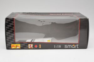 Smart Fortwo Must & Valge Maisto 1:18 56045 Metall - pilt 3/3