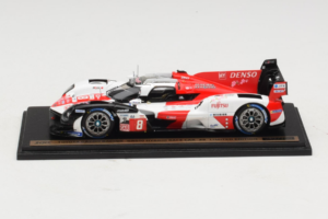 Toyota GR010 Hybrid Hypercar #8 S. Buemi / B. Hartley / R. Hirakawa Toyota Gazoo Racing 24 Hours of Le Mans 2023 Spark 1:43 T - pilt 2/4