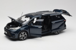 Toyota Granvia Tumesinine OEM 1:18 FCL22GR803 Metall - pilt 2/8