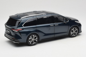 Toyota Granvia Tumesinine OEM 1:18 FCL22GR803 Metall - pilt 3/8