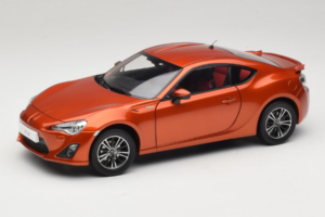 Toyota GT86 Punane Century Dragon 1:18 CD01 Metall