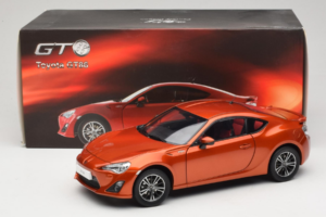 Toyota GT86 Punane Century Dragon 1:18 CD01 Metall - pilt 8/8