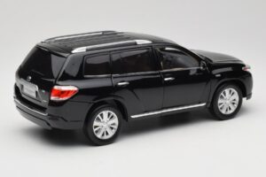Toyota Highlander XU40 Must Paudi Model 1:18 2043612-B1 Metall - pilt 3/8