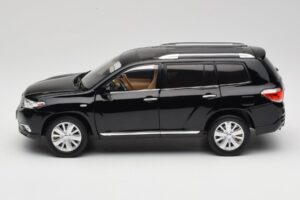 Toyota Highlander XU40 Must Paudi Model 1:18 2043612-B1 Metall - pilt 4/8