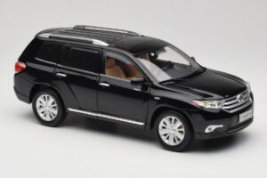 Toyota Highlander XU40 Must Paudi Model 1:18 2043612-B1 Metall - pilt 6/8