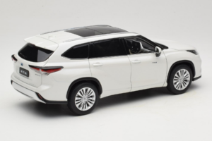 Toyota Highlander XU70 Valge OEM 1:18 26071-2011 Metall - pilt 3/8