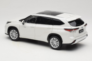 Toyota Highlander XU70 Valge OEM 1:18 26071-2011 Metall - pilt 7/8
