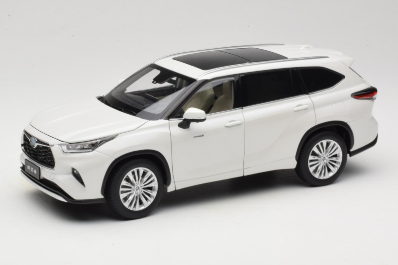 Toyota Highlander XU70 Valge OEM 1:18 26071-2011 Metall