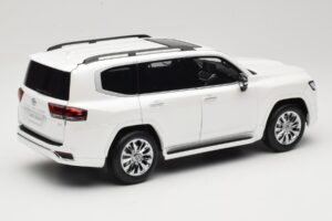 Toyota Land Cruiser J300 ZX Valge LCD 1:18 LCD18013-ZX-WH Metall - pilt 3/8