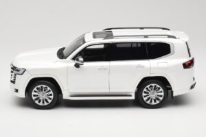 Toyota Land Cruiser J300 ZX Valge LCD 1:18 LCD18013-ZX-WH Metall - pilt 4/8