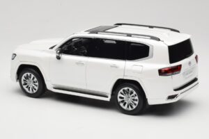 Toyota Land Cruiser J300 ZX Valge LCD 1:18 LCD18013-ZX-WH Metall - pilt 7/8