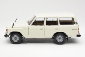 Toyota Land Cruiser J60 Valge Kyosho 1:18 08956W Metall - pilt 4/8