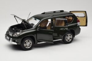 Toyota Land Cruiser Prado J150 Roheline Paudi Model 1:18 623132-GR Metall - pilt 2/8