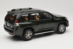 Toyota Land Cruiser Prado J150 Roheline Paudi Model 1:18 623132-GR Metall - pilt 3/8