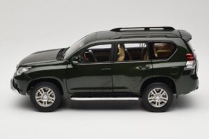 Toyota Land Cruiser Prado J150 Roheline Paudi Model 1:18 623132-GR Metall - pilt 4/8