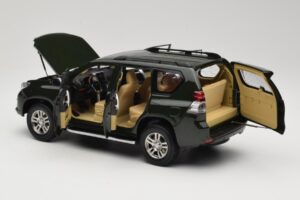 Toyota Land Cruiser Prado J150 Roheline Paudi Model 1:18 623132-GR Metall - pilt 5/8