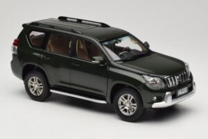 Toyota Land Cruiser Prado J150 Roheline Paudi Model 1:18 623132-GR Metall - pilt 6/8