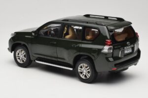 Toyota Land Cruiser Prado J150 Roheline Paudi Model 1:18 623132-GR Metall - pilt 7/8