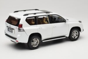 Toyota Land Cruiser Prado J150 Valge Paudi Model 1:18 623132-WH Metall - pilt 3/8