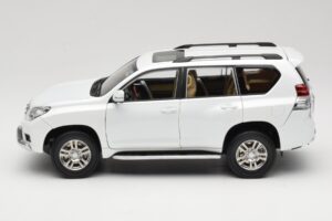 Toyota Land Cruiser Prado J150 Valge Paudi Model 1:18 623132-WH Metall - pilt 4/8