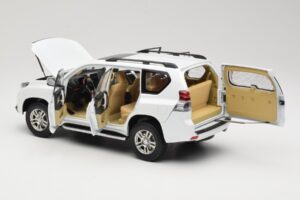 Toyota Land Cruiser Prado J150 Valge Paudi Model 1:18 623132-WH Metall - pilt 5/8