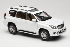 Toyota Land Cruiser Prado J150 Valge Paudi Model 1:18 623132-WH Metall - pilt 6/8