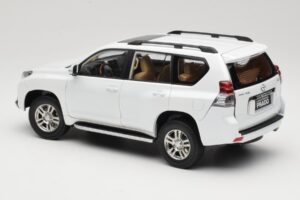 Toyota Land Cruiser Prado J150 Valge Paudi Model 1:18 623132-WH Metall - pilt 7/8