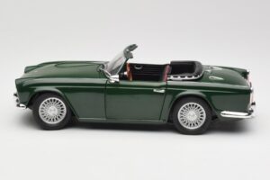 Triumph TR4 British Racing Green Revell 1:18 08827-T1 Metall - pilt 4/8