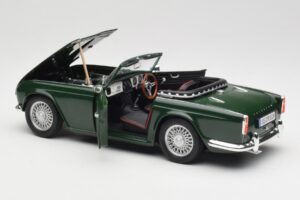 Triumph TR4 British Racing Green Revell 1:18 08827-T1 Metall - pilt 5/8