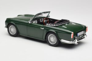 Triumph TR4 British Racing Green Revell 1:18 08827-T1 Metall - pilt 7/8