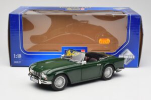 Triumph TR4 British Racing Green Revell 1:18 08827-T1 Metall - pilt 8/8