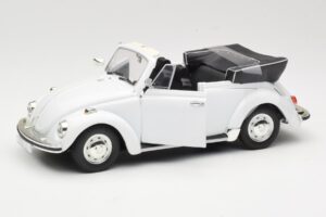 Volkswagen 1302 LS Kabriolett Valge Revell 1:18 8415 Metall - pilt 2/8
