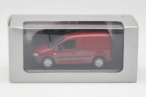 Volkswagen Caddy 2K Tumepunane Minichamps 1:43 CADDY004 Metall - pilt 4/4