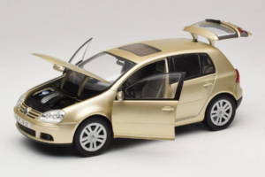 Volkswagen Golf Mk5 Light Bronze Metallic Bburago 1:18 09930201W Metall - pilt 2/8