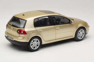 Volkswagen Golf Mk5 Light Bronze Metallic Bburago 1:18 09930201W Metall - pilt 3/8