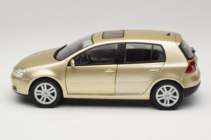 Volkswagen Golf Mk5 Light Bronze Metallic Bburago 1:18 09930201W Metall - pilt 4/8