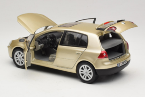 Volkswagen Golf Mk5 Light Bronze Metallic Bburago 1:18 09930201W Metall - pilt 5/8