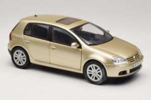 Volkswagen Golf Mk5 Light Bronze Metallic Bburago 1:18 09930201W Metall - pilt 6/8