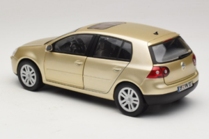 Volkswagen Golf Mk5 Light Bronze Metallic Bburago 1:18 09930201W Metall - pilt 7/8