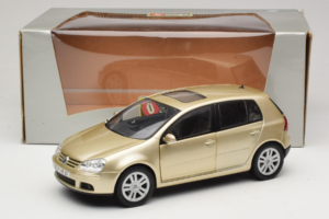 Volkswagen Golf Mk5 Light Bronze Metallic Bburago 1:18 09930201W Metall - pilt 8/8